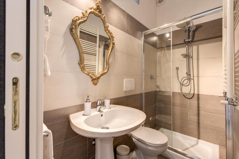 Standard Twin Room image 4