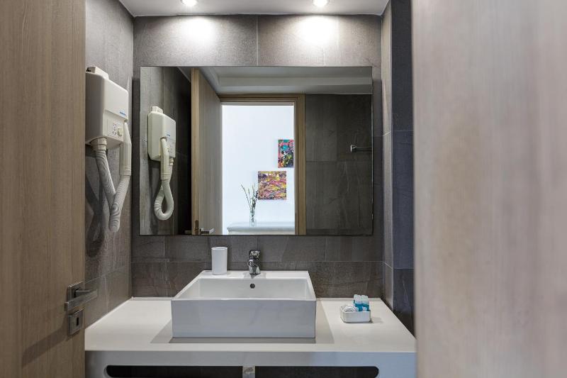 Grand One-Bedroom Apartment image 4