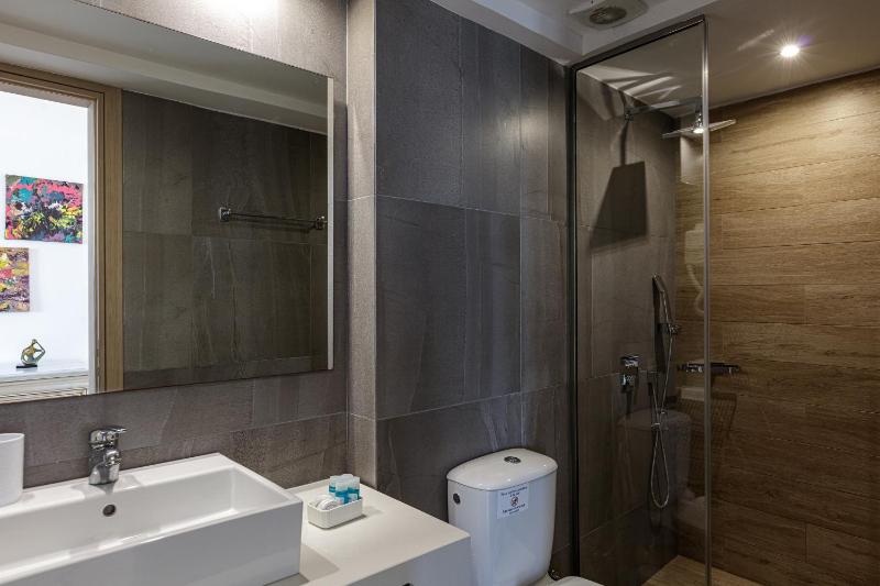 Grand One-Bedroom Apartment image 3