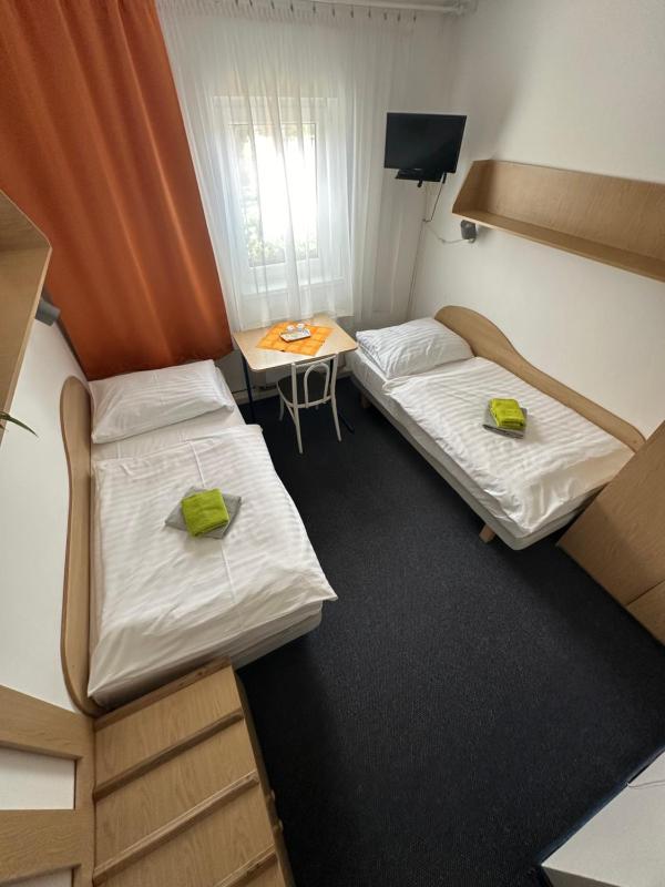 Standard Twin Room image 4