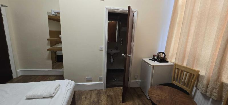 Triple Room with Bathroom image 2