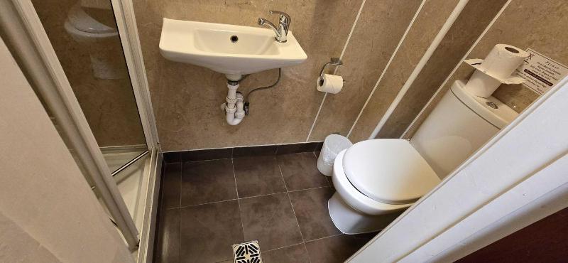 Triple Room with Bathroom image 3
