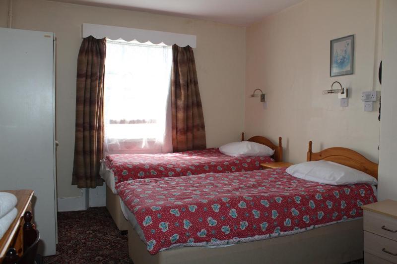 Twin Room image 1