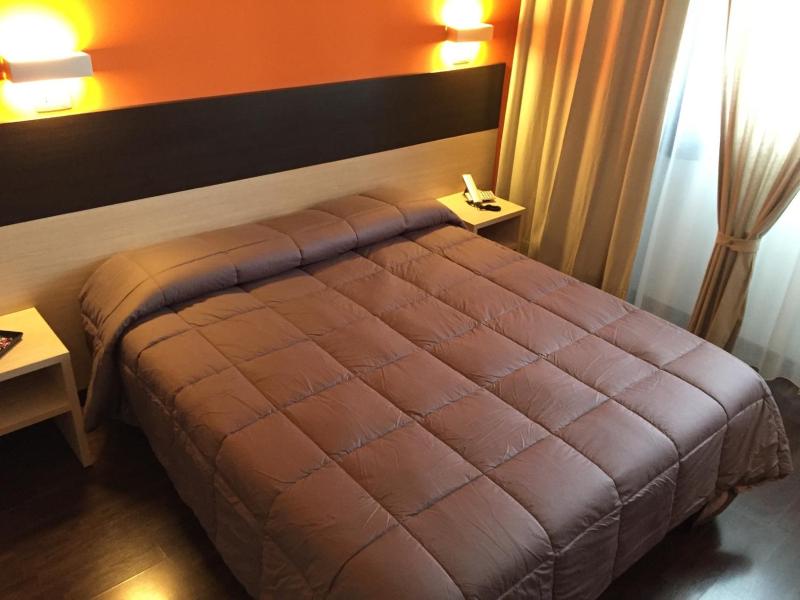 Double Room image 3