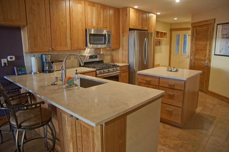 Heated Pool & Hot Tub Walk to Ski Slopes Ground Level Unit - image 21