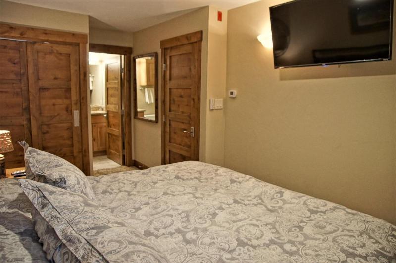 Heated Pool & Hot Tub Walk to Ski Slopes Ground Level Unit - image 6