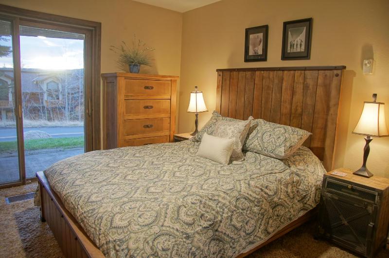 Heated Pool & Hot Tub Walk to Ski Slopes Ground Level Unit - image 11