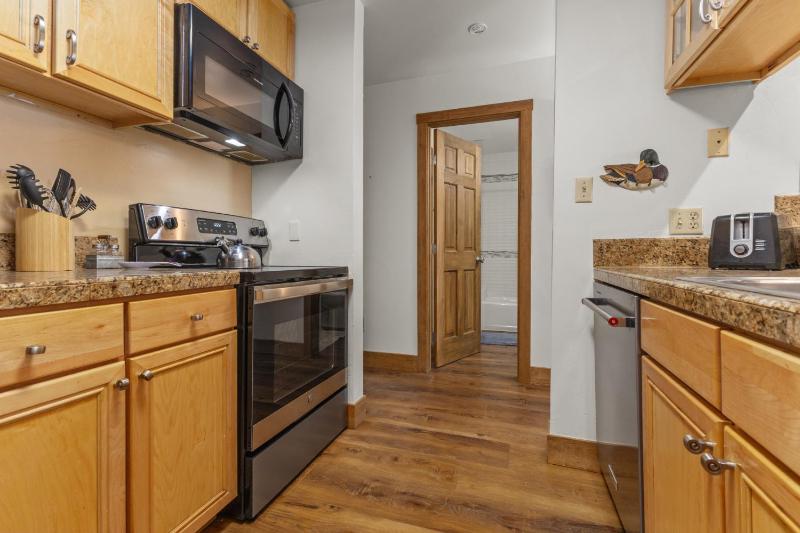 Great Rates! - Pool and Hot Tub Short Walk to Slopes Private Washer & Dryer - image 7