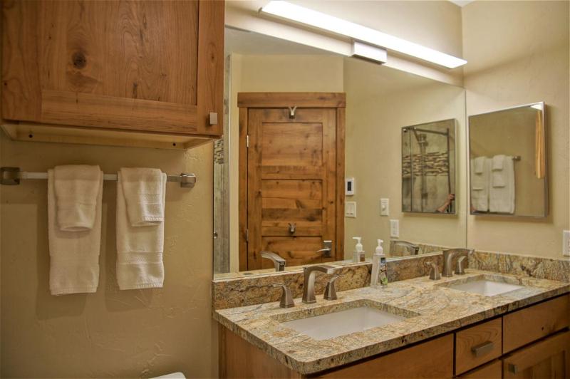 Heated Pool & Hot Tub Walk to Ski Slopes Ground Level Unit - image 15