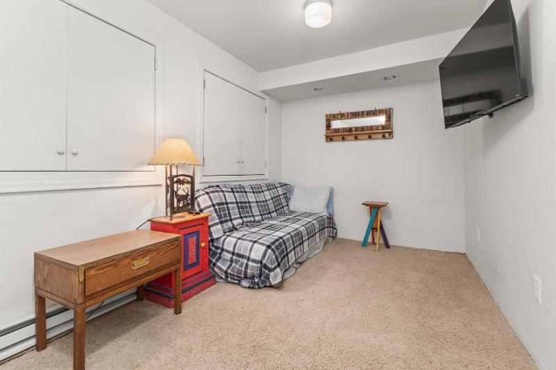 Great Rates! - Pool and Hot Tub Short Walk to Slopes Private Washer & Dryer - image 12