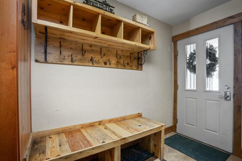 Walk to Slopes Heated Pool & Hot Tub Ground Level Unit - image 44