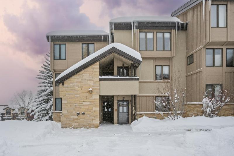 Walk to Slopes Heated Pool & Hot Tub Ground Level Unit - image 17