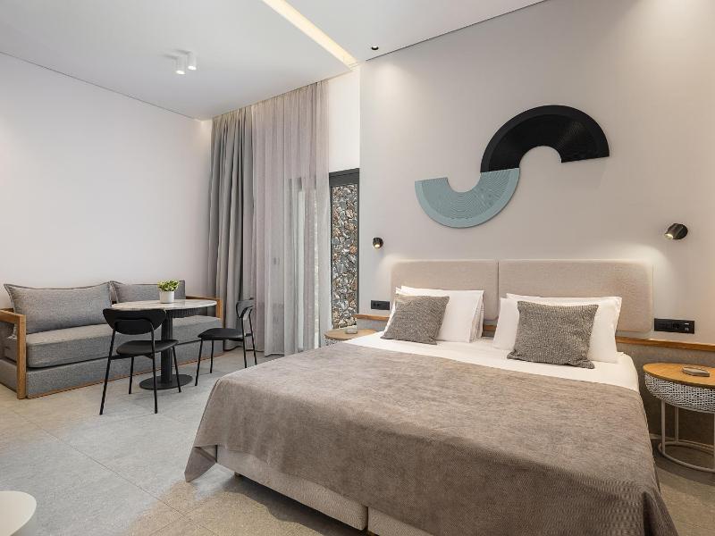 Deluxe Triple Room image 3