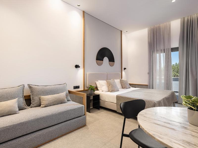 Deluxe Triple Room image 1