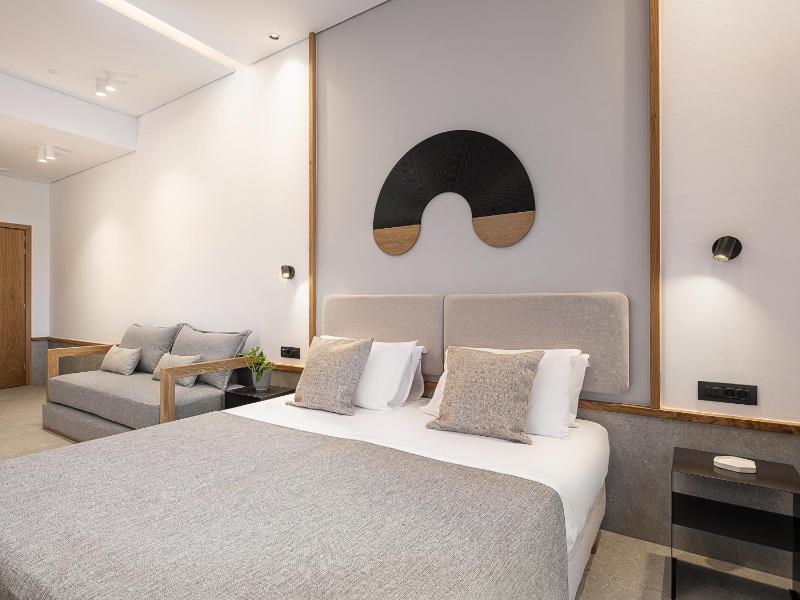 Deluxe Triple Room image 4