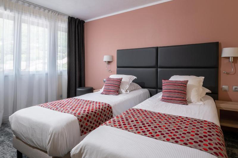 Twin Room with Mountain View image 1