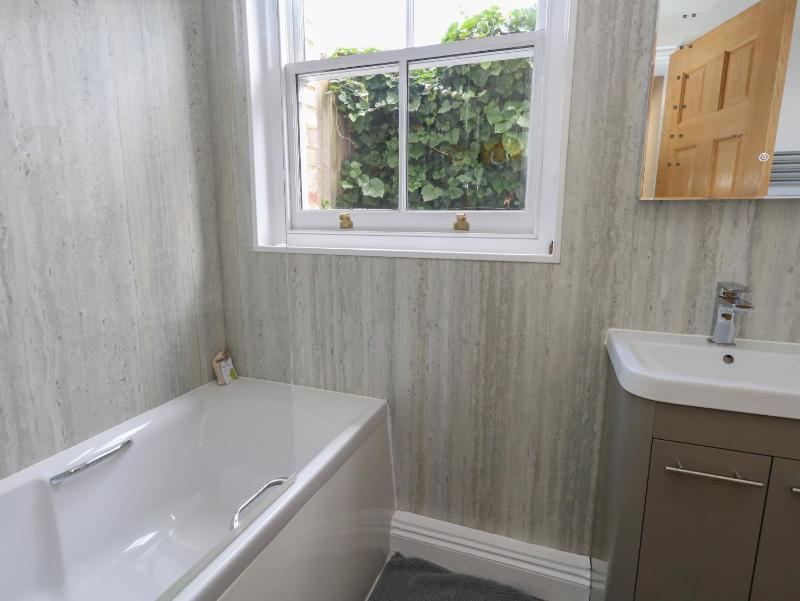 Flat 1 - Sandbanks - image 25