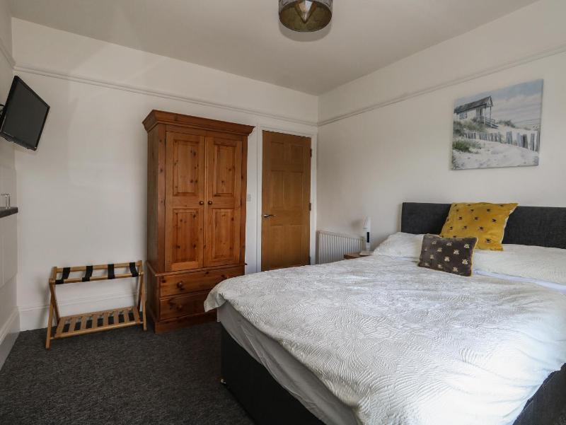 Flat 4 - Hengistbury - image 21
