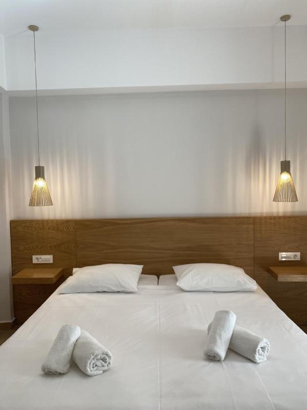 Double or Twin Room with City View image 4