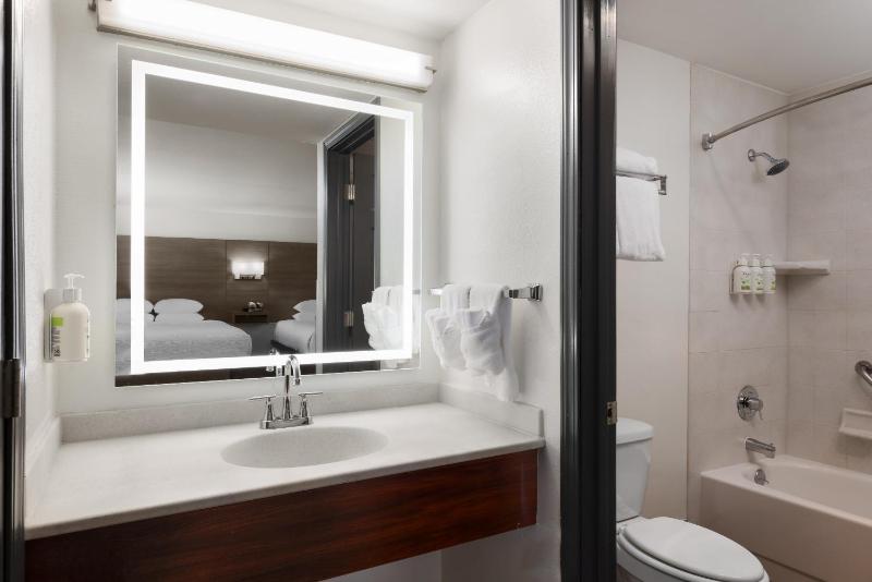King Suite - Non-Smoking image 2