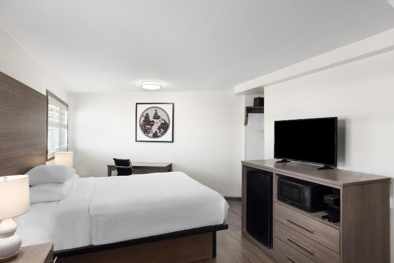 Queen Room - Non-Smoking image 3