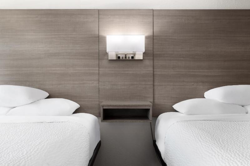 Queen Room with Two Queen Beds - Non-Smoking image 3