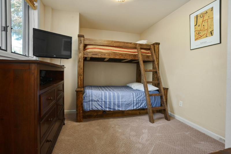 Outdoor Pool Private Washer & Dryer Walk to Everything Affordable Rates - image 25