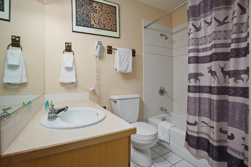 Outdoor Pool Private Washer & Dryer Walk to Everything Affordable Rates - image 16