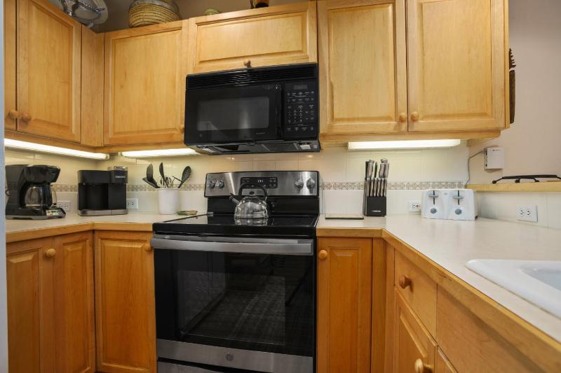 Outdoor Pool Private Washer & Dryer Walk to Everything Affordable Rates - image 12