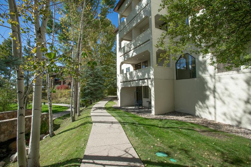 Pool Hot Tub Balcony over Burgess Creek Walk to Gondola Square - image 18