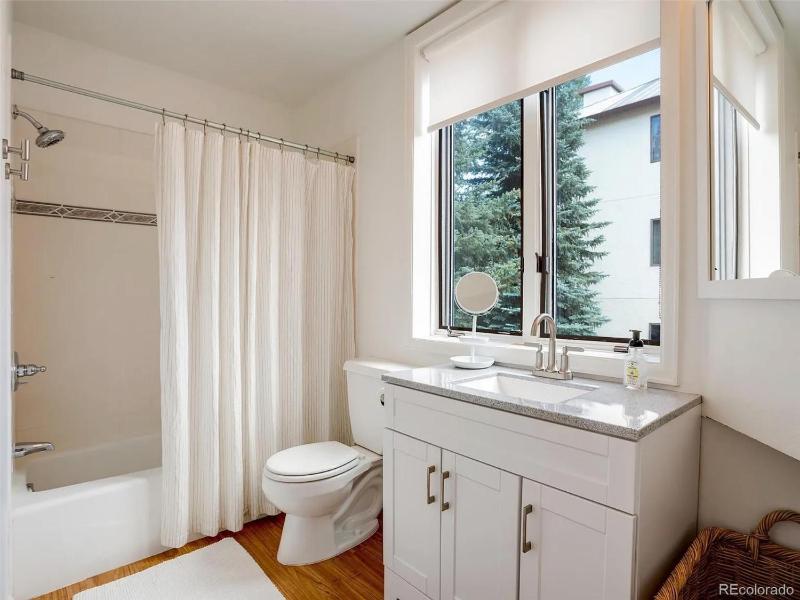 Pool & Hot Tub Easy Walk to Slopes Ski Season Shuttle Luxury for Families - image 23