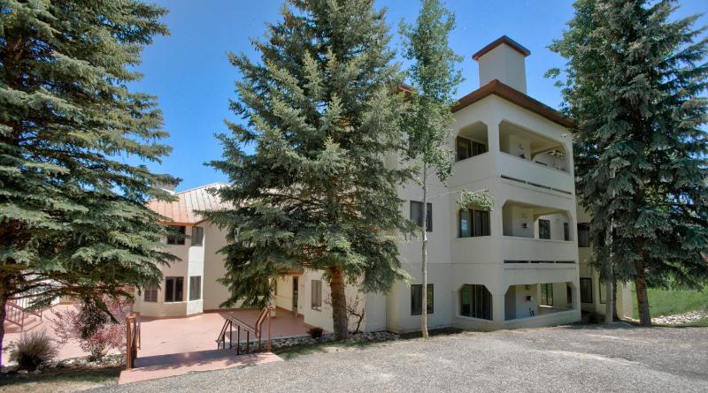 Pool & Hot Tub Easy Walk to Slopes Ski Season Shuttle Luxury for Families - image 25