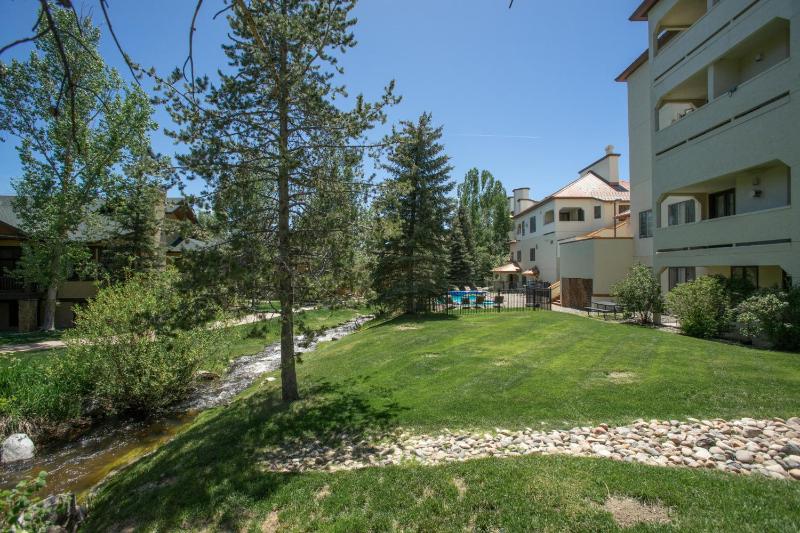 Pool & Hot Tub Easy Walk to Slopes Ski Season Shuttle Luxury for Families - image 16