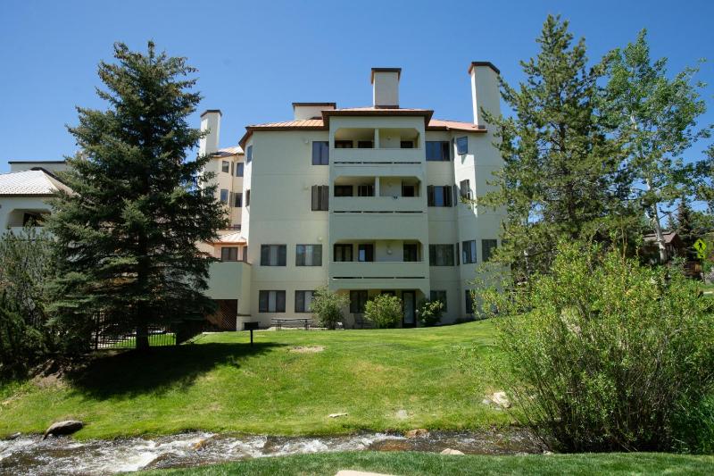 Pool & Hot Tub Easy Walk to Slopes Ski Season Shuttle Luxury for Families - image 10