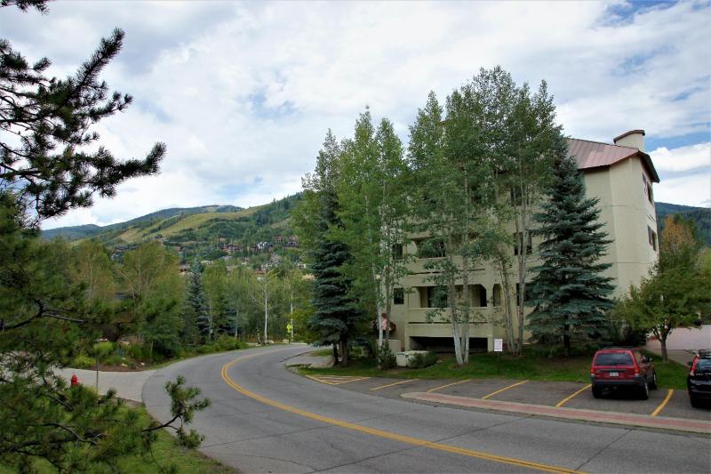 Pool & Hot Tub Easy Walk to Slopes Ski Season Shuttle Luxury for Families - image 31