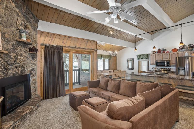 Outdoor Pool and Hot Tub Air Conditioned 135 Steps From Ski Access - image 33
