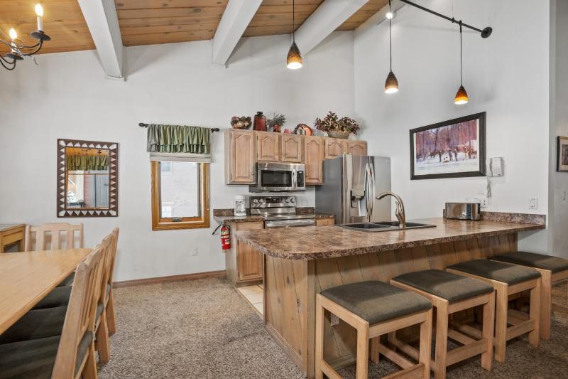 Outdoor Pool and Hot Tub Air Conditioned 135 Steps From Ski Access - image 16