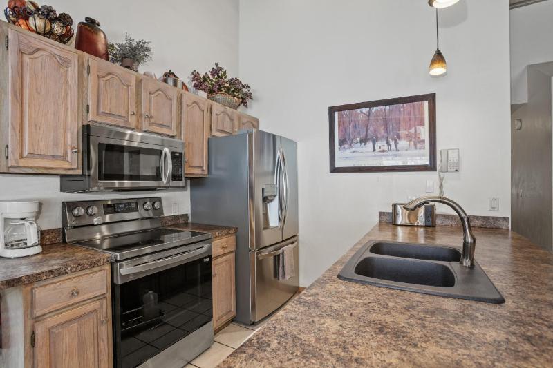Outdoor Pool and Hot Tub Air Conditioned 135 Steps From Ski Access - image 26