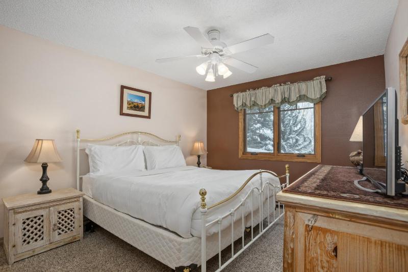 Outdoor Pool and Hot Tub Air Conditioned 135 Steps From Ski Access - image 39