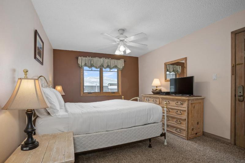 Outdoor Pool and Hot Tub Air Conditioned 135 Steps From Ski Access - image 13