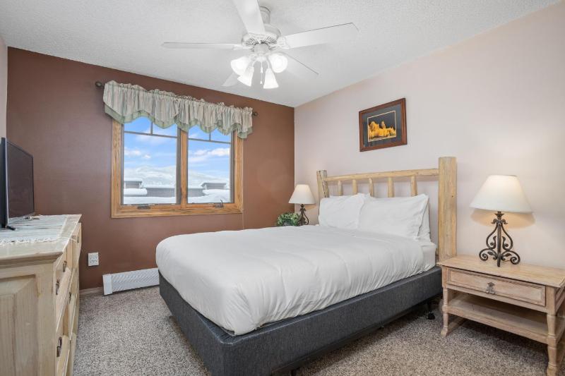 Outdoor Pool and Hot Tub Air Conditioned 135 Steps From Ski Access - image 17
