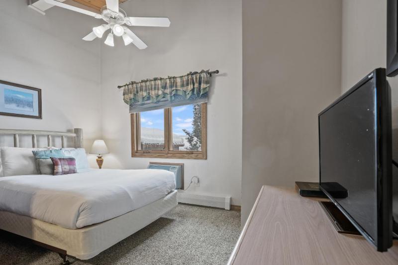 Outdoor Pool and Hot Tub Air Conditioned 135 Steps From Ski Access - image 34