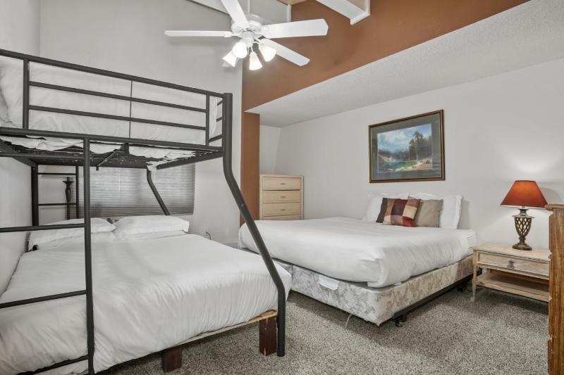 Outdoor Pool and Hot Tub Air Conditioned 135 Steps From Ski Access - image 25