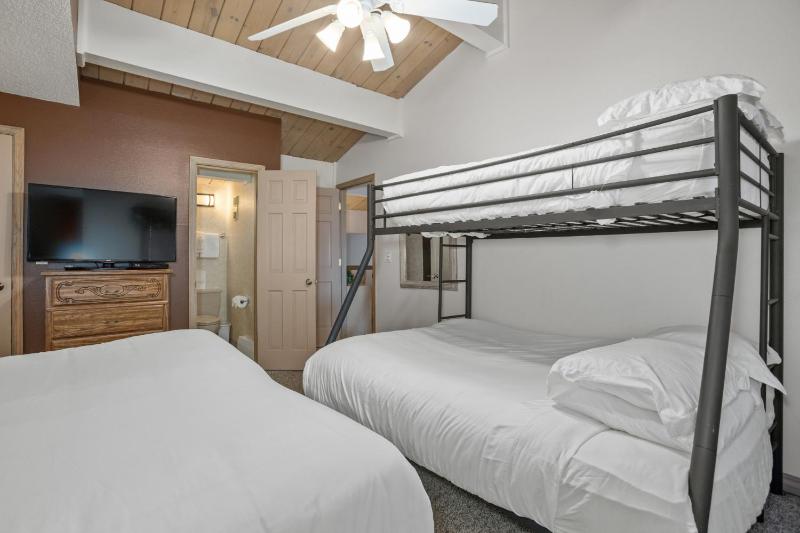 Outdoor Pool and Hot Tub Air Conditioned 135 Steps From Ski Access - image 42
