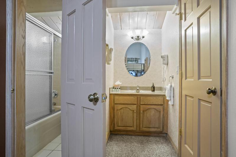 Outdoor Pool and Hot Tub Air Conditioned 135 Steps From Ski Access - image 8