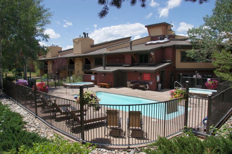 Outdoor Pool and Hot Tub Air Conditioned 135 Steps From Ski Access - image 9