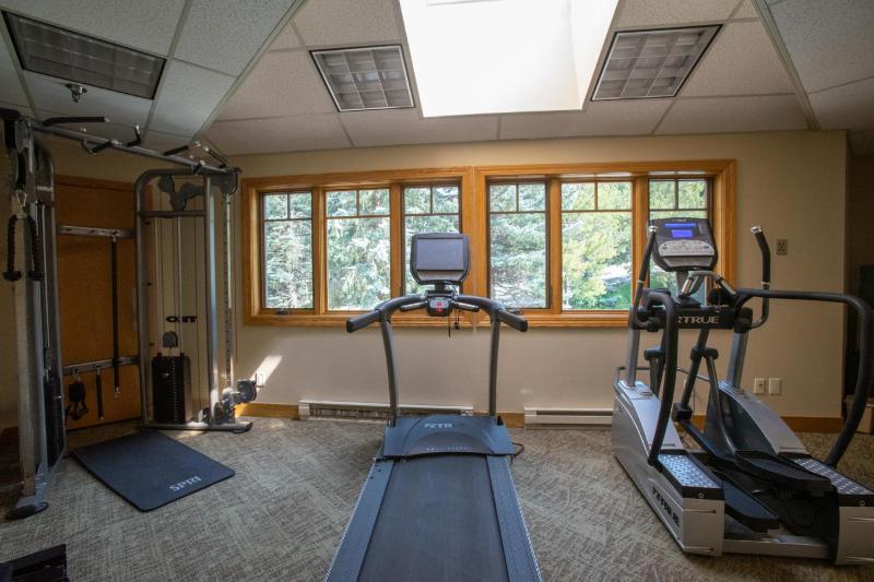 Outdoor Pool and Hot Tub Air Conditioned 135 Steps From Ski Access - image 11