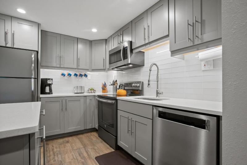 Private Washer & Dryer Outdoor Pool and Hot Tub Nicely Updated Free Bus Route - image 37