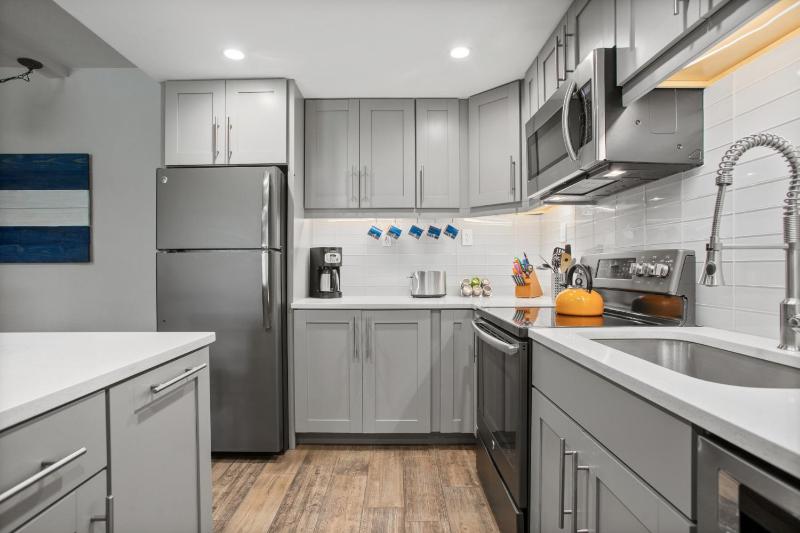 Private Washer & Dryer Outdoor Pool and Hot Tub Nicely Updated Free Bus Route - image 18