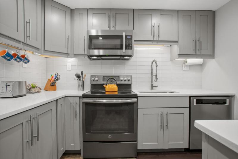 Private Washer & Dryer Outdoor Pool and Hot Tub Nicely Updated Free Bus Route - image 24